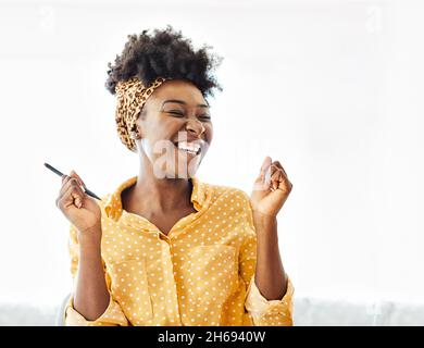 Junge afroamerikanische schwarze Mädchen Porträt glücklich lachen schöne fröhliche Frau Stockfoto