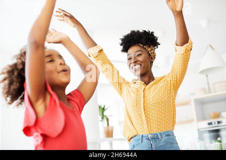 Kind Tochter Mutter Familie glücklich spielend Kind Kindheit tanzen Elternhaus Frau Mädchen Bonding Spaß fröhlich Stockfoto