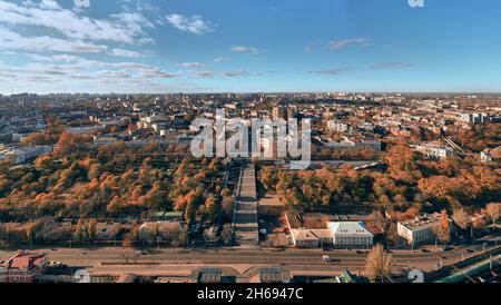 Herbstpanorama die urbane Landschaft mit Potemkin Treppen und Primorsky Boulevard in Odessa Ukraine. Drohnenaufnahmen, goldene Stunden. Stockfoto