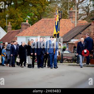 East Hoathly, Großbritannien. November 2021. Die Dorfbewohner von East Hoathly gehen zur Dorfkirche von East Sussex, um am Sonntag den Gedenkgottesdienst zu halten. Bild nach Kredit: Jim Holden/Alamy Live News Stockfoto