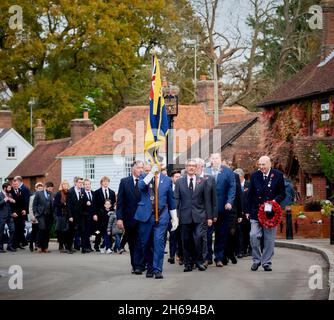 East Hoathly, Großbritannien. November 2021. Die Dorfbewohner von East Hoathly gehen zur Dorfkirche von East Sussex, um am Sonntag den Gedenkgottesdienst zu halten. Bild nach Kredit: Jim Holden/Alamy Live News Stockfoto