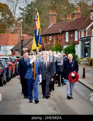 East Hoathly, Großbritannien. November 2021. Die Dorfbewohner von East Hoathly gehen zur Dorfkirche von East Sussex, um am Sonntag den Gedenkgottesdienst zu halten. Bild nach Kredit: Jim Holden/Alamy Live News Stockfoto