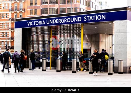 Victoria Westminster London England Großbritannien, November 7 2021, Menschen verlassen Victoria U-Bahn-Station auf Victoria Steet Stockfoto
