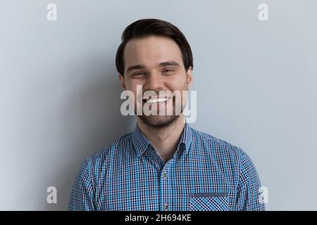 Porträt eines glücklichen jungen Mannes, der auf weißem Studiohintergrund posiert. Stockfoto