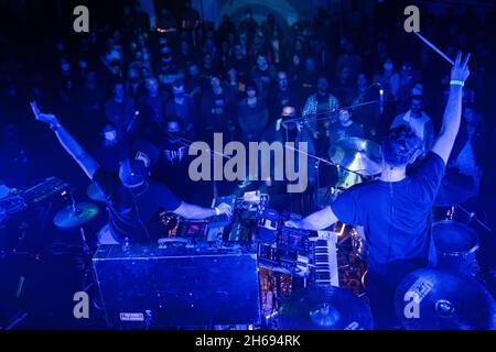 Edinburgh, Schottland. Sa 13. November 2021. AK/DK treten im Rahmen einer kurzen UK-Tour mit der Post-Rock-Band 65daysofstatic live in Summerhall auf. AK/DK sind Graham Sowerby und Ed Chivers, ein Doppel-Drum- und Synth-Duo aus Brighton, England, die im August 2020 ihr drittes Album ‘Shared Particles’ veröffentlichten. Stockfoto