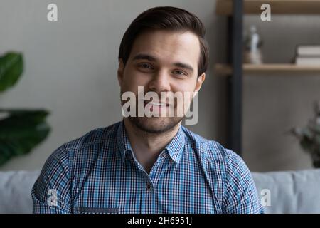 Glücklicher, gutaussehender junger Mann, der Videokonferenz hält. Stockfoto