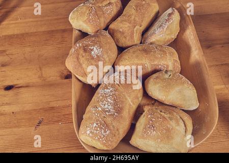 Frühstück am Morgen auf einem Holztisch Stockfoto