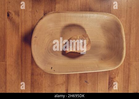 Frühstück am Morgen auf einem Holztisch Stockfoto