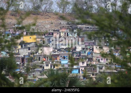 Mumbai, Maharashtra, Indien, November 13 2021: Slum in Vikhroli, einem Vorort von Mumbai in der Nähe von Powai, Indien. Ein kaltbesetztes und überfülltes Stadtgebiet i Stockfoto