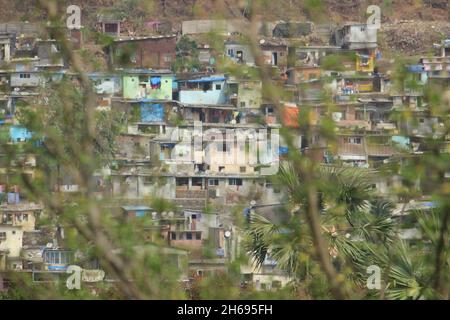 Mumbai, Maharashtra, Indien, November 13 2021: Slum in Vikhroli, einem Vorort von Mumbai in der Nähe von Powai, Indien. Ein kaltbesetztes und überfülltes Stadtgebiet i Stockfoto