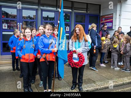 Camborne, Cornwall, Großbritannien, 14. November 2021,Girl Guides posieren für ein Foto, bevor sie einen Gedenkdienst in Camborne, Cornwall, besuchen. Die Parade marschierte durch das Stadtzentrum, bevor der Kranz an der Gedenkstätte und dem Gottesdienst in der Camborne Church niedergelegt wurde.Quelle: Keith Larby/Alamy Live News Stockfoto