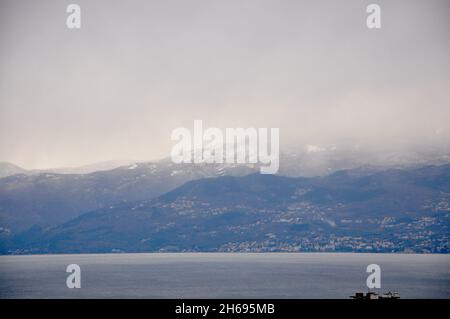 Berg Ucka Winter Blick von Kvarner Bucht, Schneezeit.Nebel auf Berg Ucka in Kvarner Bucht, Kroatien Stockfoto