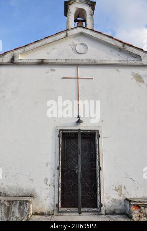 Die Kirche des Heiligen Kreuzes befindet sich auf dem Hügel des Heiligen Kreuzes oberhalb von Vezica; die frühesten Daten stammen aus dem Jahr 1607. Kirche ist umgeben von Natur und schöne Wanderungen p Stockfoto