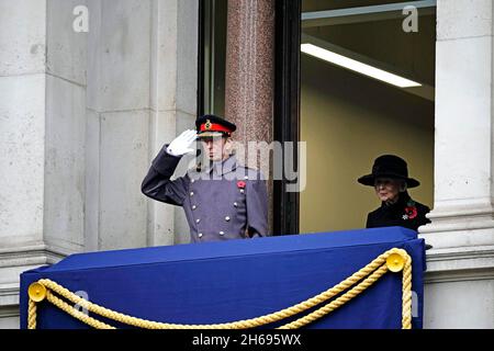 Der Herzog von Kent und Prinzessin Alexandra auf dem Balkon während des Gedenksonntages im Cenotaph in Whitehall, London. Bilddatum: Sonntag, 14. November 2021. Stockfoto