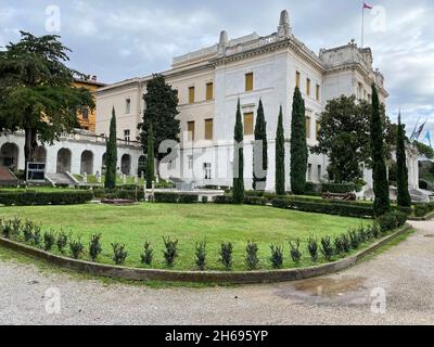 Rijeka, Kroatien Mai 2021. Gouverneurspalast in Rijeka. Schiffs- und Geschichtsmuseum des kroatischen Küstenlandes Rijeka. Stockfoto