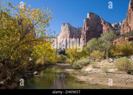 Zion National Park, Utah, USA. Blick entlang des Virgin River auf Abraham und Isaak, benachbarte Felsformationen im Hof der Patriarchen, Herbst. Stockfoto