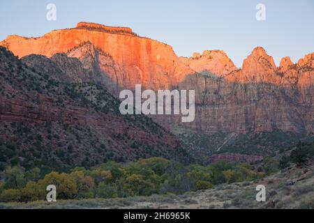 Zion National Park, Utah, USA. Blick über die Wüstenpinsel zu den Towers of the Virgin, Sonnenaufgang, dem Westtempel, Sonnenuhr und Hexenkopf prominent. Stockfoto