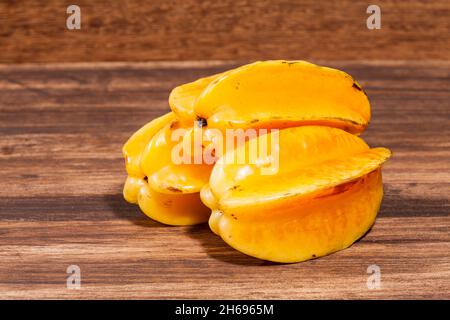 Averrhoa Carambolo - Sternfrucht Oder Carambola; Foto Auf Holzhintergrund Stockfoto