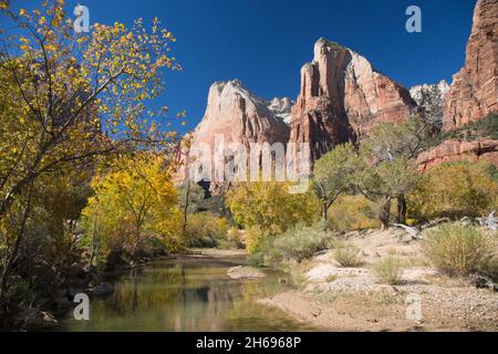 Zion National Park, Utah, USA. Blick entlang des Virgin River auf Abraham und Isaak, benachbarte Felsformationen im Hof der Patriarchen, Herbst. Stockfoto