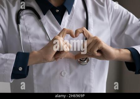 Nahaufnahme einer Ärztin, die eine Herzbewegung zeigt Stockfoto