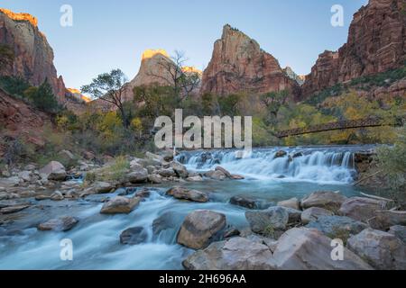 Zion National Park, Utah, USA. Blick bei Sonnenaufgang über den Virgin River zu Abraham und Isaac, Felsformationen im Hof der Patriarchen, Herbst. Stockfoto