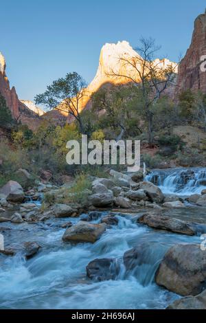 Zion National Park, Utah, USA. Blick bei Sonnenaufgang über den Virgin River auf Abraham, eine Felsformation im Hof der Patriarchen, Herbst. Stockfoto