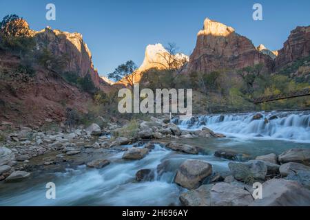 Zion National Park, Utah, USA. Blick bei Sonnenaufgang über den Virgin River zu Abraham und Isaac, Felsformationen im Hof der Patriarchen, Herbst. Stockfoto