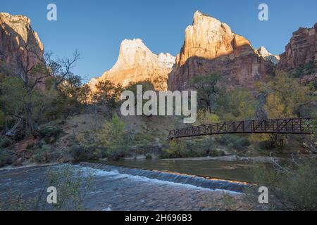 Zion National Park, Utah, USA. Blick bei Sonnenaufgang über den Virgin River zu Abraham und Isaac, Felsformationen im Hof der Patriarchen, Herbst. Stockfoto