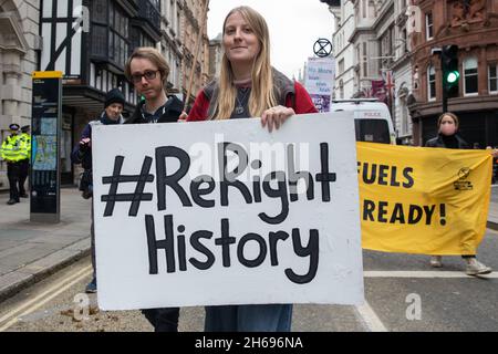 London, Großbritannien. November 2021. Die Klimaaktivisten der Extinction Rebellion nehmen an einem marsch zum Aufstieg und zur Rebellion Teil, der zum Ende des Klimagipfels der COP26 organisiert wurde und dessen Scheitern voraussagte. Aktivisten wollten eine Botschaft an die britische Regierung senden, dass die Proteste fortgesetzt werden, um dringende Maßnahmen zur Bekämpfung der Klima- und ökologischen Notlage zu gewährleisten. Der marsch störte kurz die Show des Oberbürgermeisters an zwei oder mehr Orten. Kredit: Mark Kerrison/Alamy Live Nachrichten Stockfoto