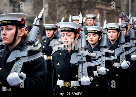 Mitglieder der Royal Navy ziehen während des Gedenksonntagsgottesdienstes die Royal Mile entlang, vorbei am Stone of Remembrance vor den Edinburgh City Chambers in Edinburgh. Bilddatum: Sonntag, 14. November 2021. Stockfoto