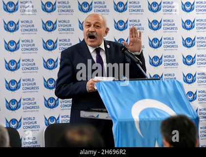 Prag, Tschechische Republik. November 2021. Ali Keser spricht auf der Generalversammlung des Weltkongresses der Uiguren am 14. November 2021 in Prag, Tschechien. Kredit: Michaela Rihova/CTK Foto/Alamy Live Nachrichten Stockfoto