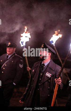 East Hoathly, Großbritannien. November 2021. Die Carnival Society von East Hoathly und Halland führt mit Fackeln durch die Straßen des Dorfes East Sussex, gesäumt von Hunderten von Zuschauern, in ihrem jährlichen Akt der Erinnerung. Die Veranstaltung gipfelt in einem Lagerfeuer und Feuerwerk. Bild nach Kredit: Jim Holden/Alamy Live News Stockfoto