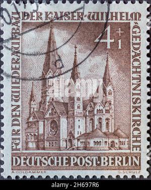 DEUTSCHLAND, Berlin - UM 1953: Eine Briefmarke aus Deutschland, Berlin zeigt die Kaiser-Wilhelm-Gedächtniskirche die Kirche am Breitscheidplatz vor Be Stockfoto