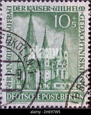 DEUTSCHLAND, Berlin - UM 1953: Eine Briefmarke aus Deutschland, Berlin zeigt die Kaiser-Wilhelm-Gedächtniskirche die Kirche am Breitscheidplatz vor Be Stockfoto