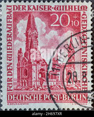 DEUTSCHLAND, Berlin - UM 1953: Eine Briefmarke aus Deutschland, Berlin zeigt die Kaiser-Wilhelm-Gedächtniskirche am Breitscheidplatz nach ihrer Zerstörung Stockfoto