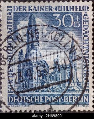 DEUTSCHLAND, Berlin - UM 1953: Eine Briefmarke aus Deutschland, Berlin zeigt die Kaiser-Wilhelm-Gedächtniskirche am Breitscheidplatz nach ihrer Zerstörung Stockfoto