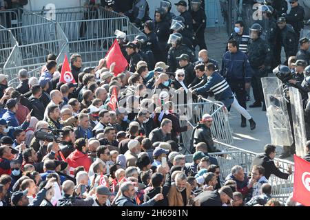 Bardo, Tunis, Tunesien. November 2021. Die Bewegung „Bürger gegen den Staatsstreich“ organisiert an diesem Sonntag, dem 14. November 2021, einen protestmarsch auf den Place du Bardo vor dem Sitz der Versammlung der Volksvertreter (ARP), um die Demokratie zu verteidigen und den Verfassungsprozess wiederherzustellen, Nach Angaben der Organisatoren dieser Bewegung.Foto: Yassine Mahjoub. (Bild: © Chokri Mahjoub/ZUMA Press Wire) Bild: ZUMA Press, Inc./Alamy Live News Stockfoto