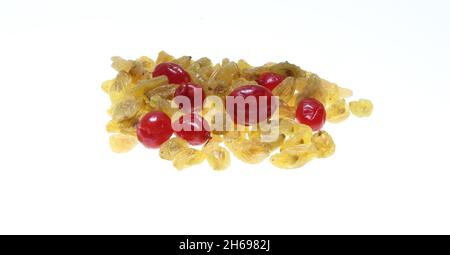Rosinen oder getrocknete Traube mit Kirsche gemischte Früchte auf einem isolierten weißen Hintergrund mit genügend Platz für Text. Stockfoto