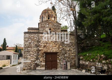 Athen, Griechenland. 2021. November. Außenansicht der griechisch-orthodoxen Kirche der Verklärung im Stadtzentrum Stockfoto