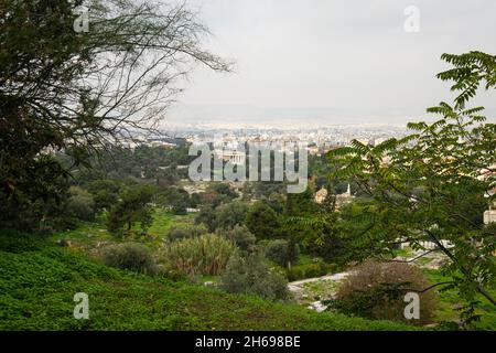 Athen, Griechenland. November 2021. Blick auf den Tempel des Hephaestus in der archäologischen Stätte der antiken Agora, im Stadtzentrum Stockfoto