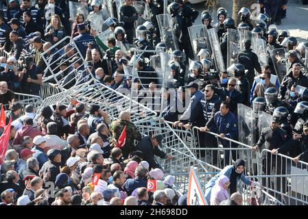 Bardo, Tunis, Tunesien. November 2021. Die Bewegung „Bürger gegen den Staatsstreich“ organisiert an diesem Sonntag, dem 14. November 2021, einen protestmarsch auf den Place du Bardo vor dem Sitz der Versammlung der Volksvertreter (ARP), um die Demokratie zu verteidigen und den Verfassungsprozess wiederherzustellen, Nach Angaben der Organisatoren dieser Bewegung.Foto: Yassine Mahjoub. (Bild: © Chokri Mahjoub/ZUMA Press Wire) Bild: ZUMA Press, Inc./Alamy Live News Stockfoto