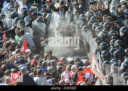 Bardo, Tunis, Tunesien. November 2021. Die Bewegung „Bürger gegen den Staatsstreich“ organisiert an diesem Sonntag, dem 14. November 2021, einen protestmarsch auf den Place du Bardo vor dem Sitz der Versammlung der Volksvertreter (ARP), um die Demokratie zu verteidigen und den Verfassungsprozess wiederherzustellen, Nach Angaben der Organisatoren dieser Bewegung.Foto: Yassine Mahjoub. (Bild: © Chokri Mahjoub/ZUMA Press Wire) Bild: ZUMA Press, Inc./Alamy Live News Stockfoto