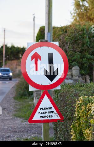 Geben Sie Platz für entgegenkommende Fahrzeuge Straßenverkehrsschild. Stockfoto