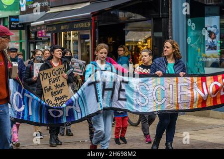 Die Aktivisten der Harrogate Extinction Rebellion marschieren mit Bannern und Slogans durch die Stadt, um das Bewusstsein für die globale Erwärmung zu schärfen, England, Großbritannien. Stockfoto
