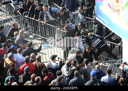 Bardo, Tunis, Tunesien. November 2021. Die Bewegung „Bürger gegen den Staatsstreich“ organisiert an diesem Sonntag, dem 14. November 2021, einen protestmarsch auf den Place du Bardo vor dem Sitz der Versammlung der Volksvertreter (ARP), um die Demokratie zu verteidigen und den Verfassungsprozess wiederherzustellen, Nach Angaben der Organisatoren dieser Bewegung.Foto: Yassine Mahjoub. (Bild: © Chokri Mahjoub/ZUMA Press Wire) Bild: ZUMA Press, Inc./Alamy Live News Stockfoto