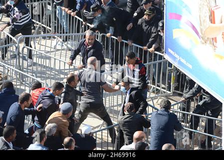 Bardo, Tunis, Tunesien. November 2021. Die Bewegung „Bürger gegen den Staatsstreich“ organisiert an diesem Sonntag, dem 14. November 2021, einen protestmarsch auf den Place du Bardo vor dem Sitz der Versammlung der Volksvertreter (ARP), um die Demokratie zu verteidigen und den Verfassungsprozess wiederherzustellen, Nach Angaben der Organisatoren dieser Bewegung.Foto: Yassine Mahjoub. (Bild: © Chokri Mahjoub/ZUMA Press Wire) Bild: ZUMA Press, Inc./Alamy Live News Stockfoto