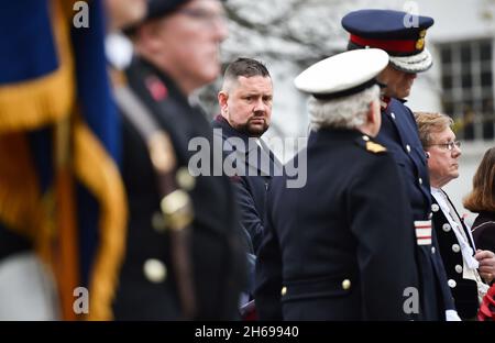 Brighton UK 14. November - Phelim Mac Cafferty, der Vorsitzende der Grünen Partei von Brighton und Hove City Council beim Akt des Gedenkens, der heute am Brighton war Memorial stattfindet : Credit Simon Dack / Alamy Live News Stockfoto