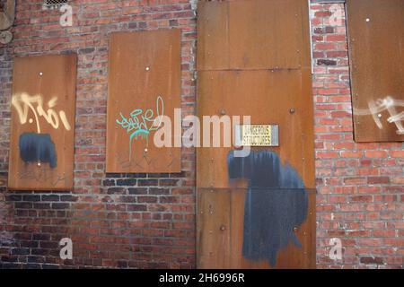 Verlassene Gebäude, Verfällt, Verlassen, Abgedichtet, Metall Verklebt Fenster, Heruntergekommenes Stadtgebiet, Backstein Außen In Ruinen Unbesetzt Lage Graffiti Stockfoto