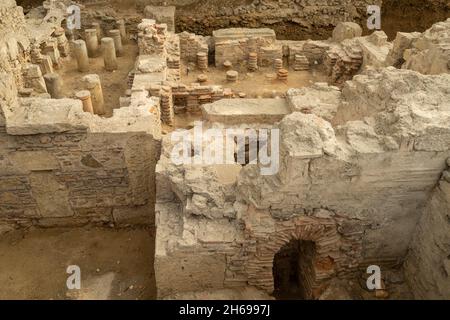 Athen, Griechenland. November 2021. Blick auf die archäologische Stätte der römischen Bäder im Stadtzentrum Stockfoto