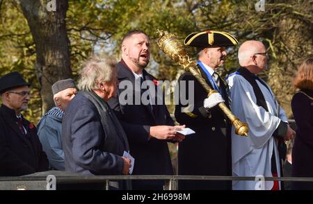 Brighton UK 14. November - Phelim Mac Cafferty (2. Von links) der Parteichef der Grünen von Brighton und des Stadtrates von Hove beim Akt des Gedenkens, der heute am Brighton war Memorial stattfindet : Credit Simon Dack / Alamy Live News Stockfoto